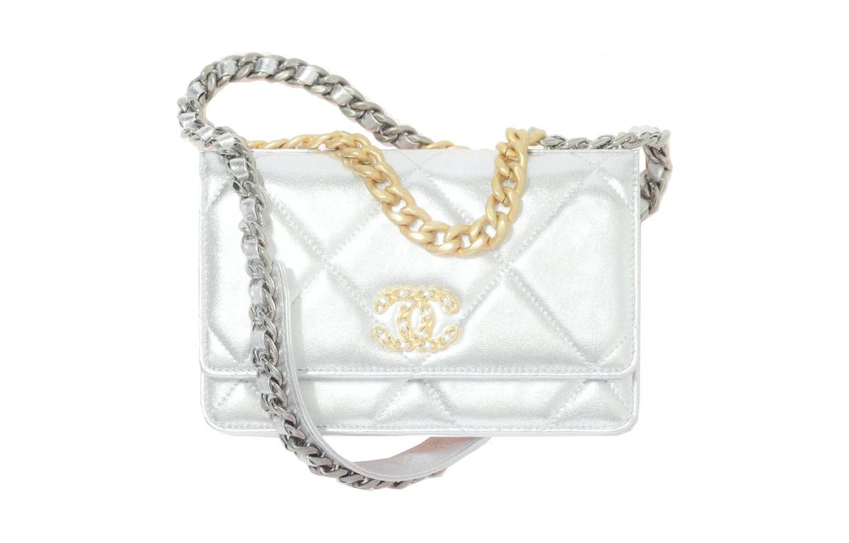 https://d2cva83hdk3bwc.cloudfront.net/AP0957-B07137-NF635-chanel-sheepskin-shoulder-bag-crossbody-bag-wallet-women-s-silver-1.jpg