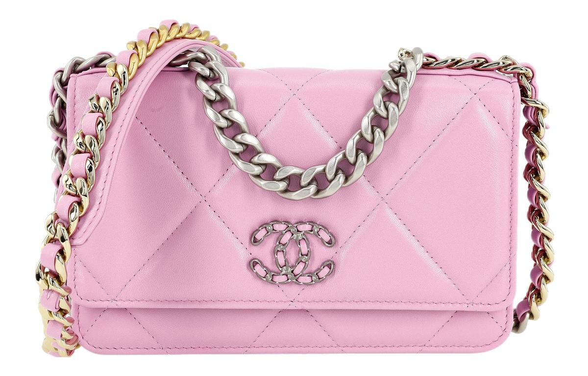 https://d2cva83hdk3bwc.cloudfront.net/AP0957-B07327-NH622-chanel-lambskin-handbag-shoulder-bag-crossbody-bag-women-s-pink-1.jpg