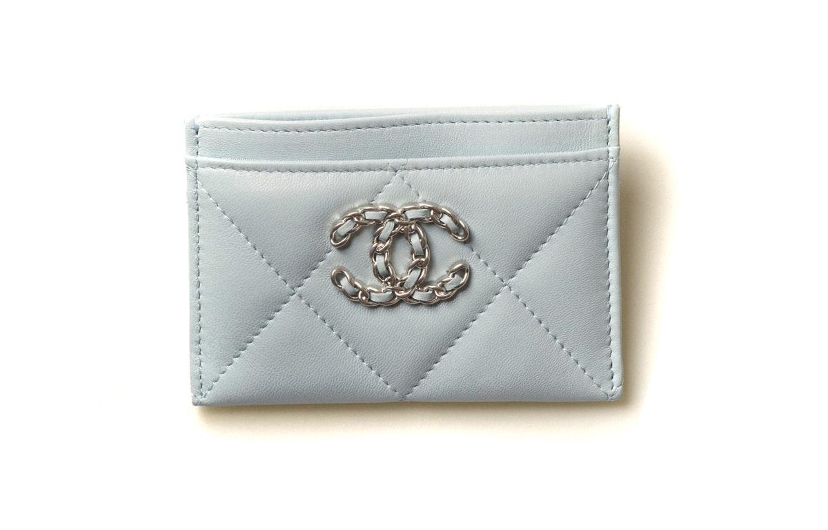 https://d2cva83hdk3bwc.cloudfront.net/AP1167-B07327-NG752-chanel-card-holders-1.jpg