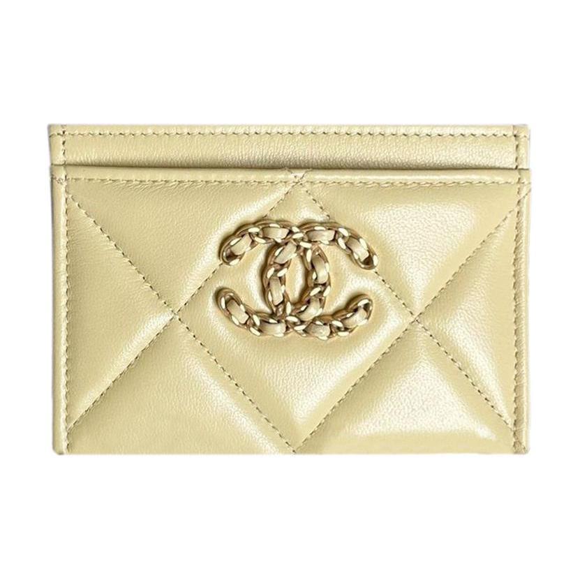 https://d2cva83hdk3bwc.cloudfront.net/AP1167-B07327-NN289-chanel-sheepskin-card-holder-women-s-light-yellow-1.jpg