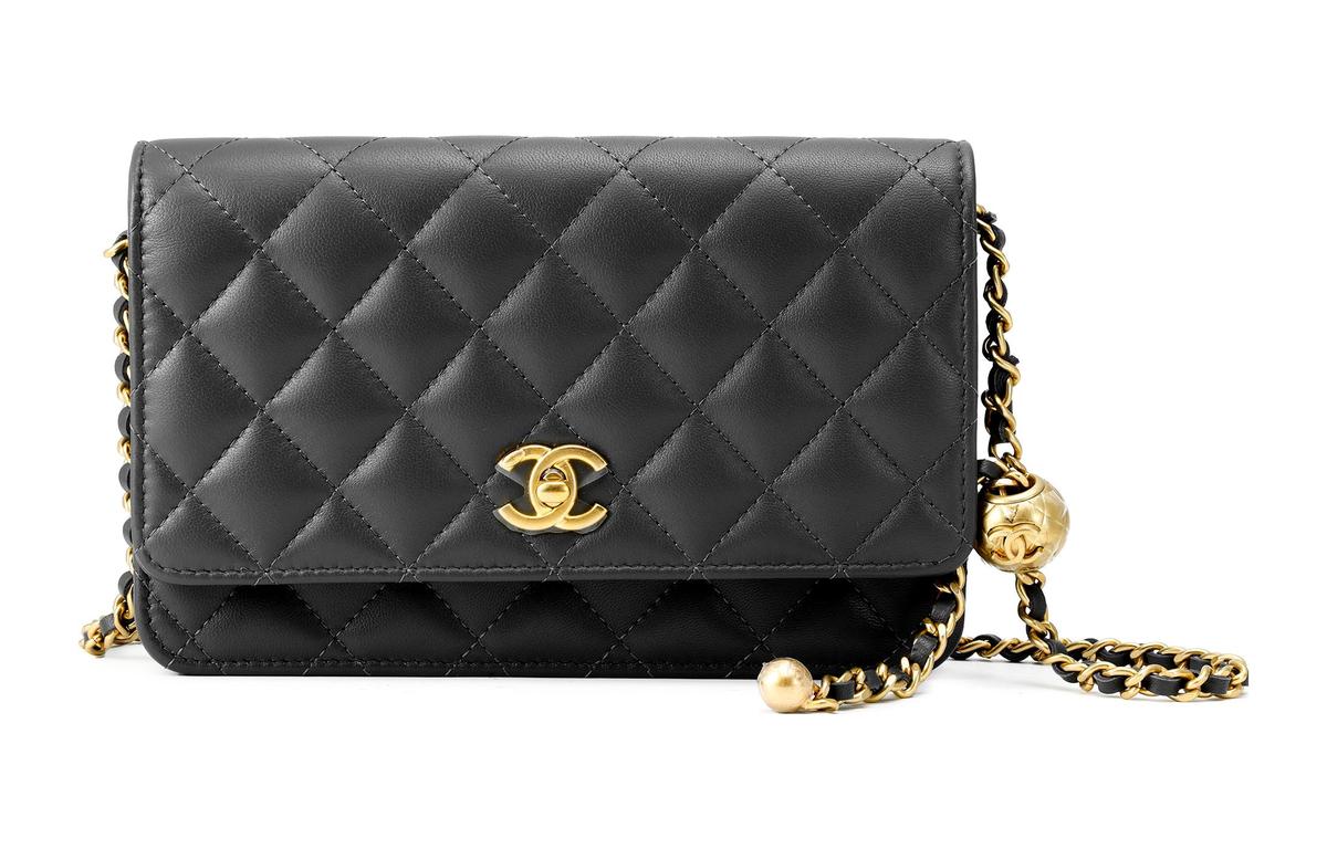 https://d2cva83hdk3bwc.cloudfront.net/AP1450-B02916-NR653-chanel-pearl-crush-adjustable-strap-woc-black-ap1450-1.jpg