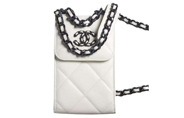 https://d2cva83hdk3bwc.cloudfront.net/AP1773-B06807-C0200-chanel-21k-winter-cellphone-pouches-1.jpg