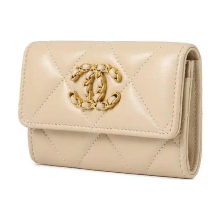 https://d2cva83hdk3bwc.cloudfront.net/AP1790-B04852-N5025-chanel-19bag-lambskin-card-holder-women-s-beige-yellow-1.jpg