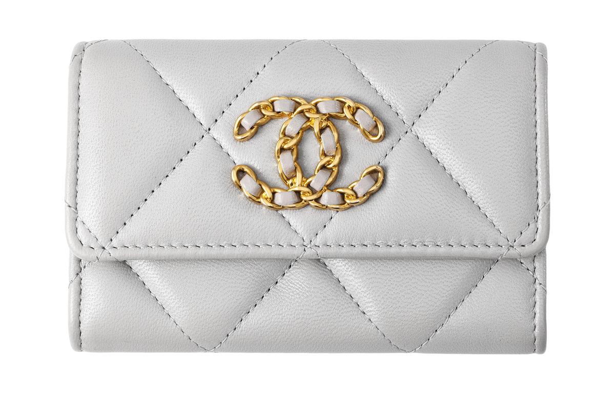 https://d2cva83hdk3bwc.cloudfront.net/AP1790-B04852-NC634-chanel-lambskin-card-sleeve-card-holder-women-s-gray-1.jpg