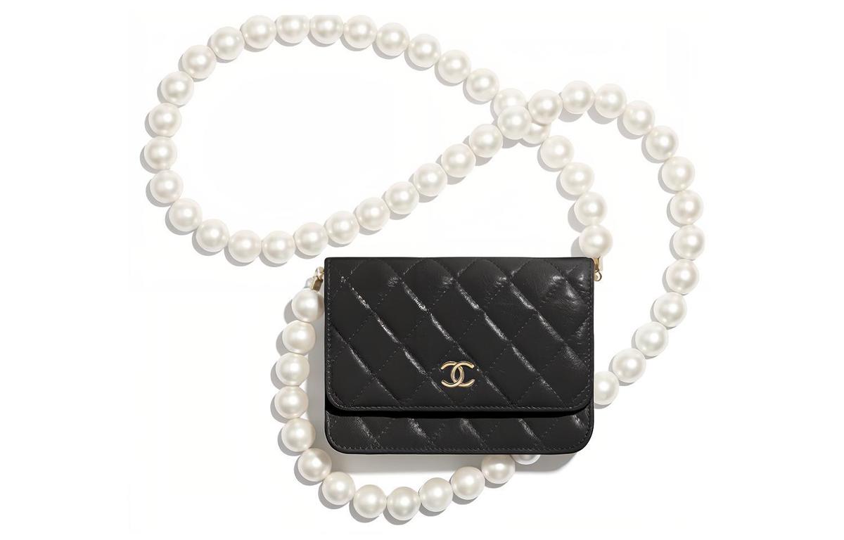 https://d2cva83hdk3bwc.cloudfront.net/AP1839-B04327-94305-chanel-woc-calfskin-gold-metal-coin-purse-card-holder-shoulder-bag-crossbody-bag-mini-women-s-black-1.jpg