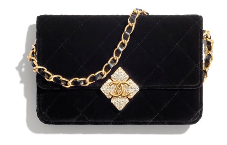 https://d2cva83hdk3bwc.cloudfront.net/AP2260-B06227-94305-chanel-woc-crossbody-bags-1.jpg