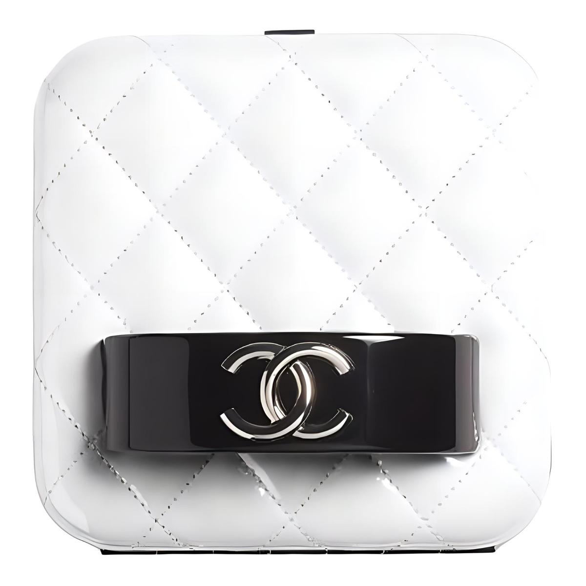 https://d2cva83hdk3bwc.cloudfront.net/AP2435-B06874-C0200-chanel-21k-winter-goatskin-patent-leather-resin-glass-clutch-makeup-box-women-s-white-1.jpg