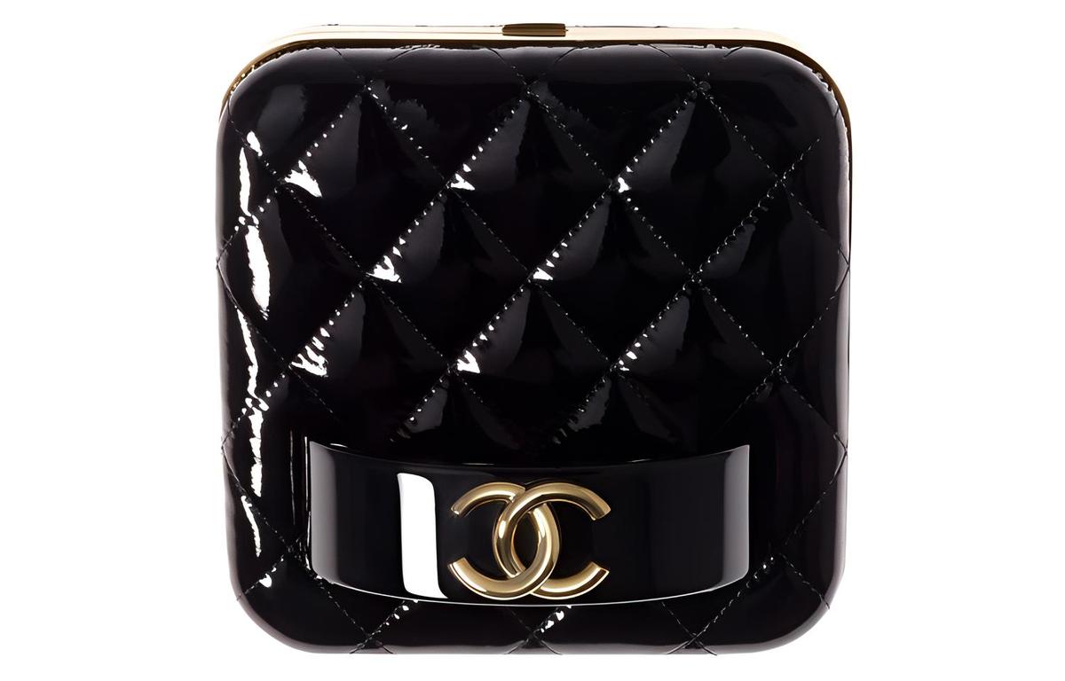https://d2cva83hdk3bwc.cloudfront.net/AP2435-B06875-94305-chanel-21k-winter-makeup-bags-1.jpg
