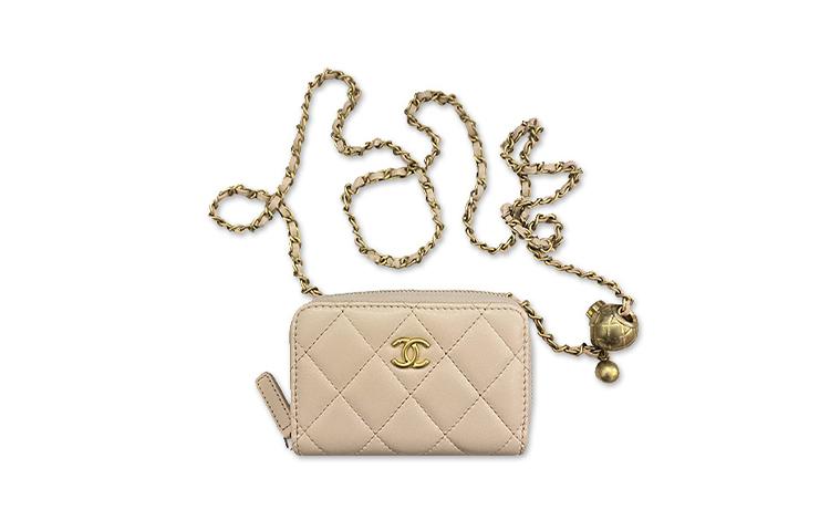 https://d2cva83hdk3bwc.cloudfront.net/AP2462-B02916-NG120-chanel-22c-early-spring-coin-purses-1.jpg