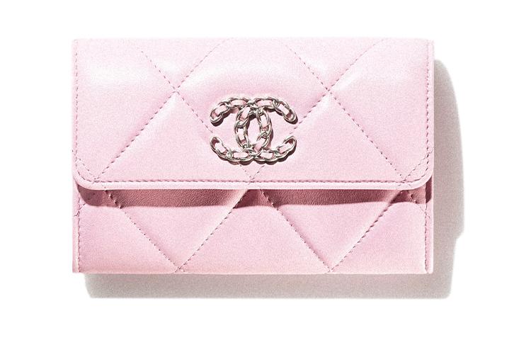https://d2cva83hdk3bwc.cloudfront.net/AP2700-B07327-NH622-chanel-19bag-wallets-1.jpg