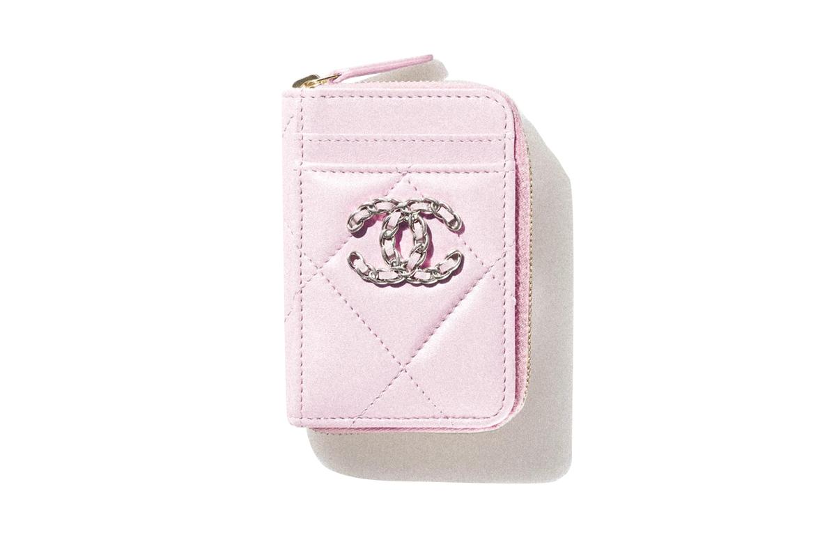 https://d2cva83hdk3bwc.cloudfront.net/AP2701-B07327-NH622-chanel-22ss-coin-purses-1.jpg