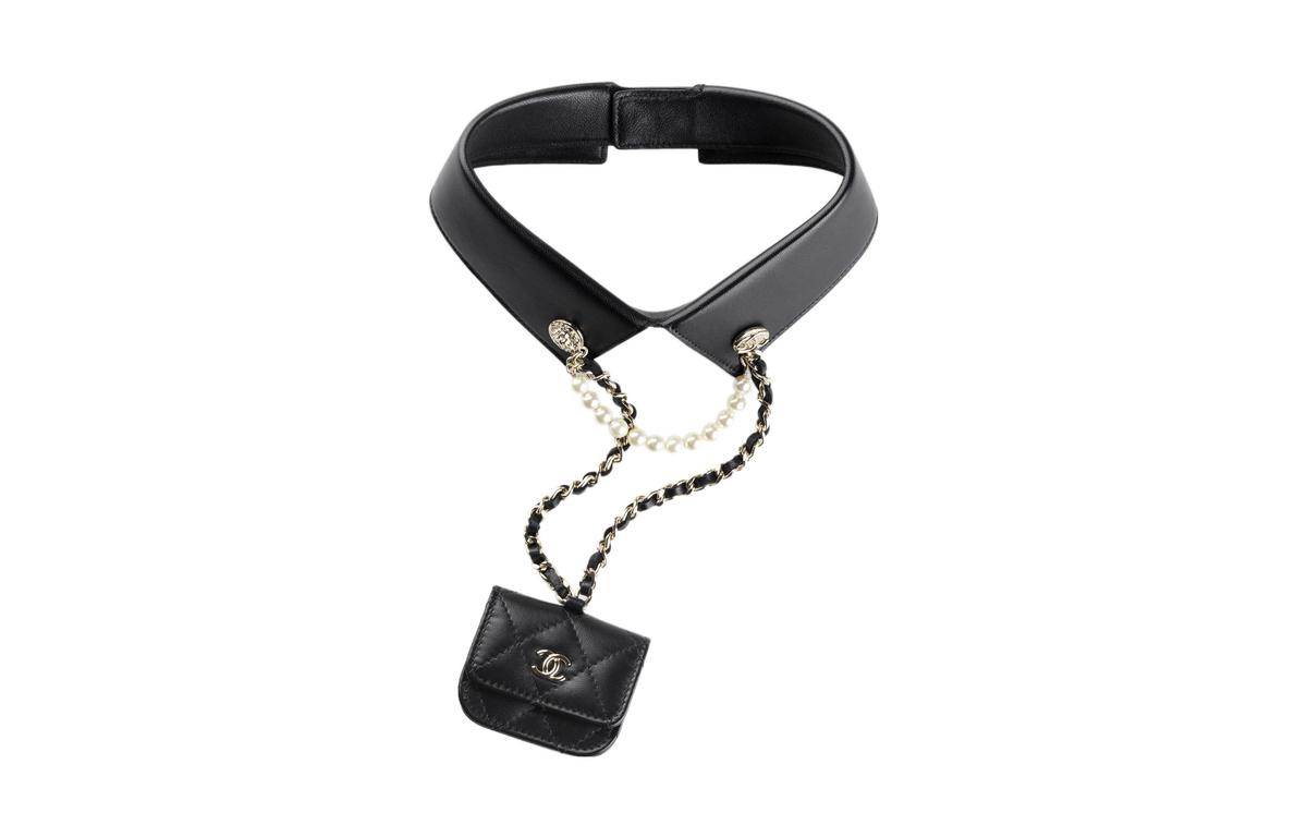 https://d2cva83hdk3bwc.cloudfront.net/AP2827-B08427-94305-chanel-lambskin-earphone-case-women-s-black-1.jpg