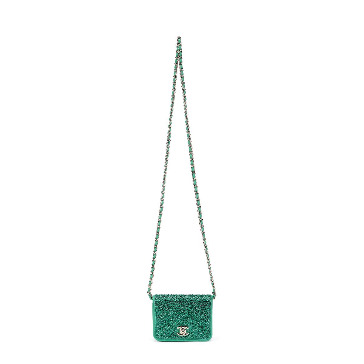 https://d2cva83hdk3bwc.cloudfront.net/AP2879-B08400-NI689-chanel-clutches-1.jpg