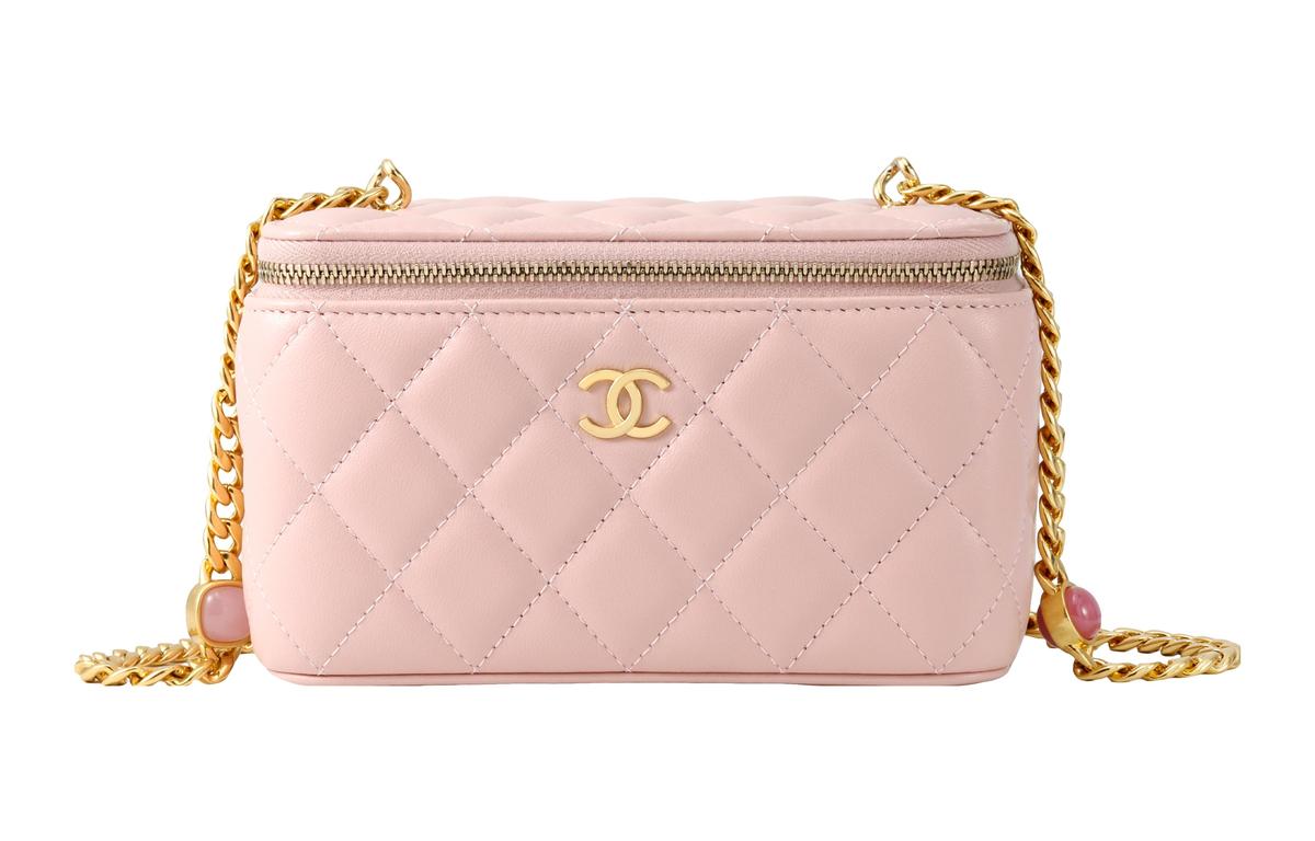 https://d2cva83hdk3bwc.cloudfront.net/AP2937-B08845-NJ523-chanel-women-s-22b-fall-winter-makeup-bag-1.jpg
