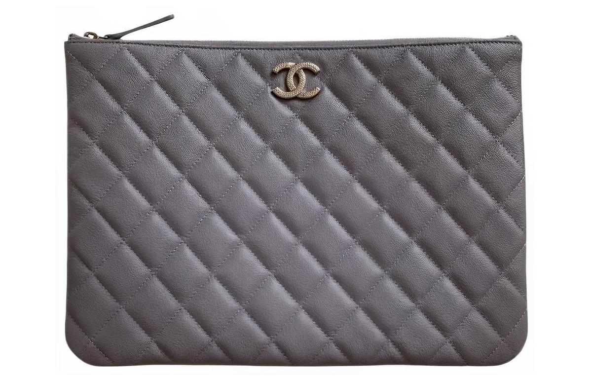 https://d2cva83hdk3bwc.cloudfront.net/AP2968-B08937-NJ530-chanel-grained-calfskin-clutch-medium-size-women-s-light-gray-1.jpg