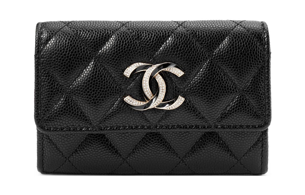 https://d2cva83hdk3bwc.cloudfront.net/AP3342-B10738-94305-chanel-crystal-enamel-cc-logo-flap-card-holder-black-ap3342-1.jpg