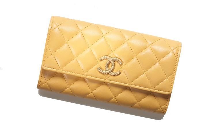 https://d2cva83hdk3bwc.cloudfront.net/AP3409-B12929-NO201-chanel-sheepskin-wallet-women-s-yellow-1.jpg