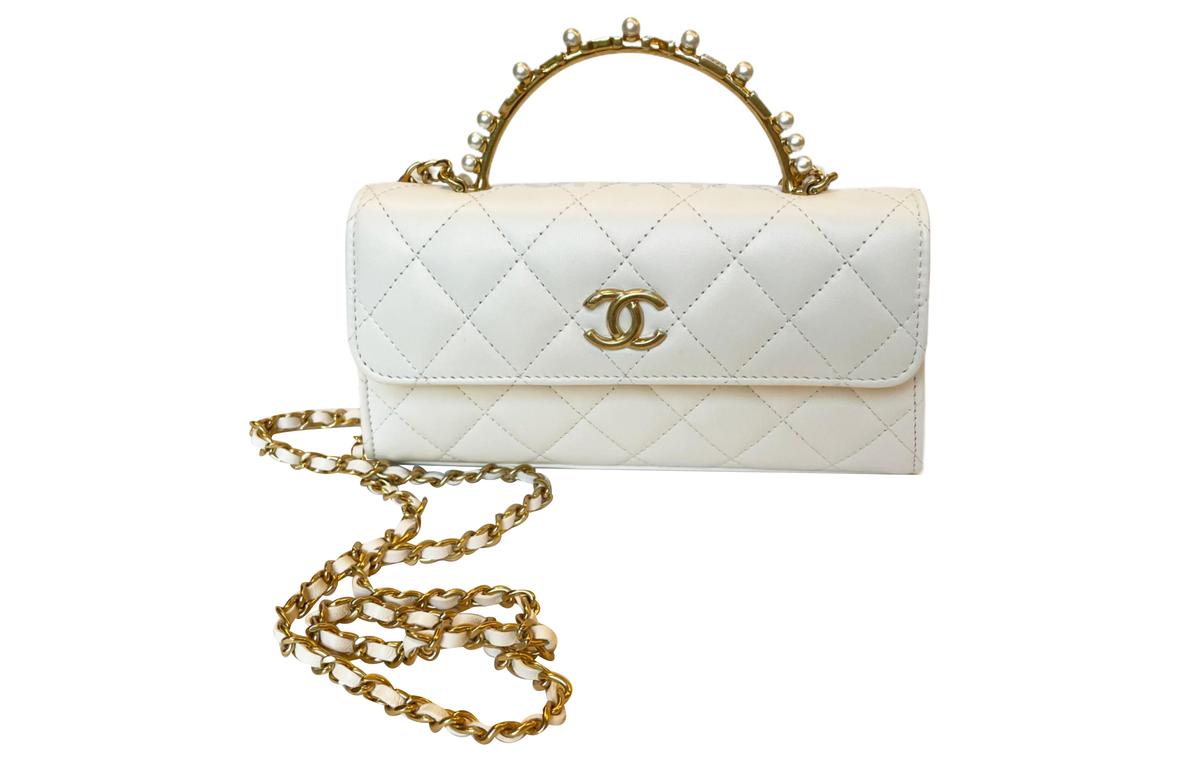 https://d2cva83hdk3bwc.cloudfront.net/AP3512-B13818-10601-chanel-lambskin-handbag-shoulder-bag-crossbody-bag-regular-women-s-white-1.jpg