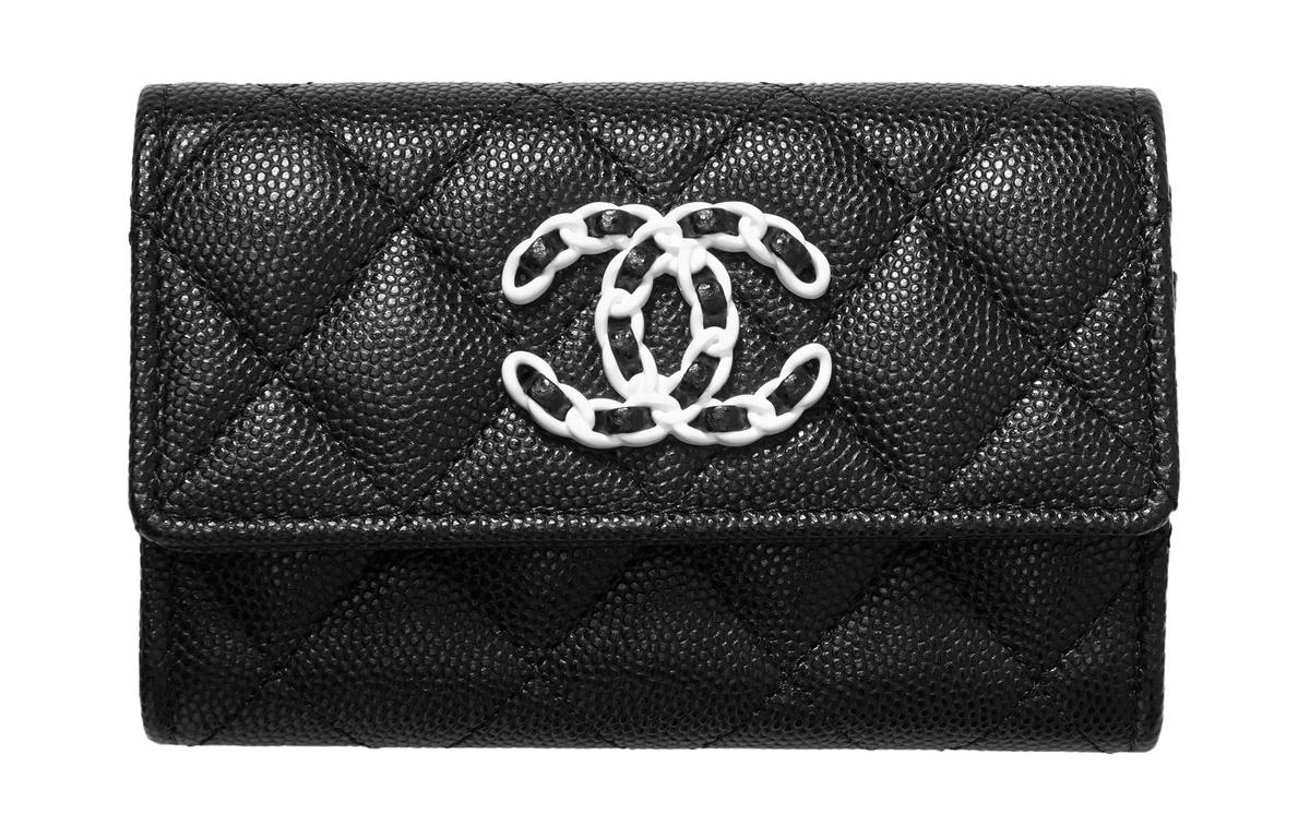 https://d2cva83hdk3bwc.cloudfront.net/AP3717-B14928-94305-chanel-embossed-calfskin-with-grains-card-holder-wallet-women-s-black-1.jpg
