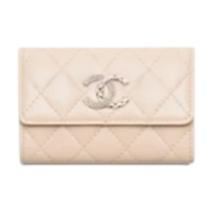 https://d2cva83hdk3bwc.cloudfront.net/AP4342-B18692-NAAUC-chanel-lambskin-card-holder-women-s-light-beige-1.jpg