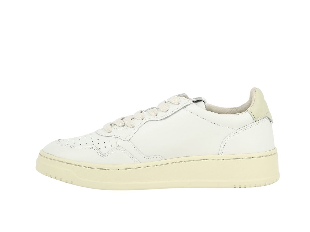 https://d2cva83hdk3bwc.cloudfront.net/AULWLD10-autry-medalist-sneakers-white--2.jpg