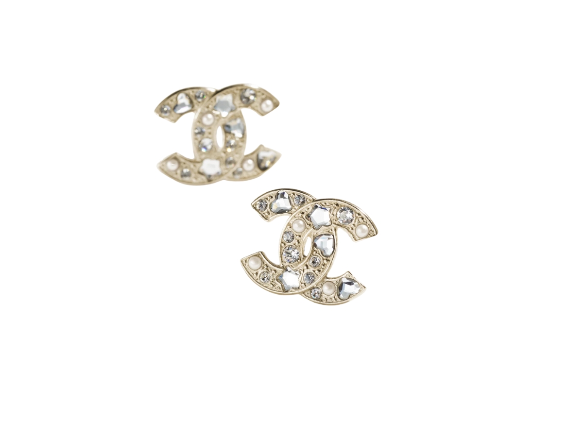 https://d2cva83hdk3bwc.cloudfront.net/CHL-ERACSEIPWACWMGPADSHGKMR9-chanel-stud-earrings-in-pearly-white-and-crystal-with-metal-glass-pearls-and-diamant-s-hardware-gold-1.jpg