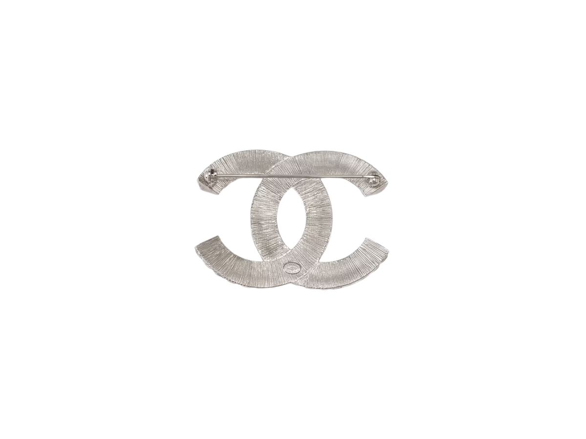 https://d2cva83hdk3bwc.cloudfront.net/CHL-JEACPPSCBCS63B-chanel-palladium-plated-strass-cc-brooch-crystals-2.jpg