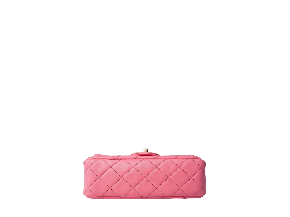 https://d2cva83hdk3bwc.cloudfront.net/CHL-SBBC2MRLQPCAGHP71LE-chanel-22s-mini-rectangular-lambskin-quilted-pearl-crush-antique-gold-hardware-pink-5.jpg