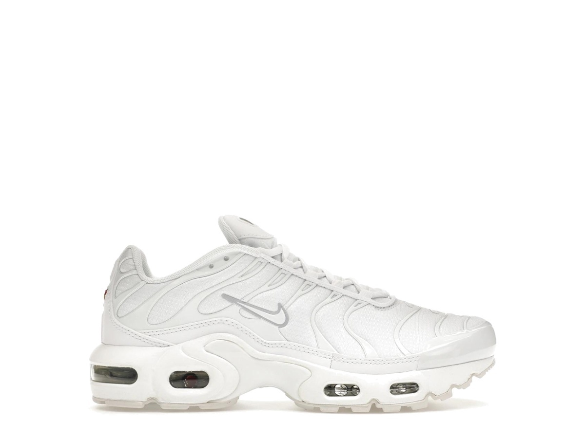 https://d2cva83hdk3bwc.cloudfront.net/CW7044-100-nike-air-max-plus-white-metallic-silver-gs--1.jpg