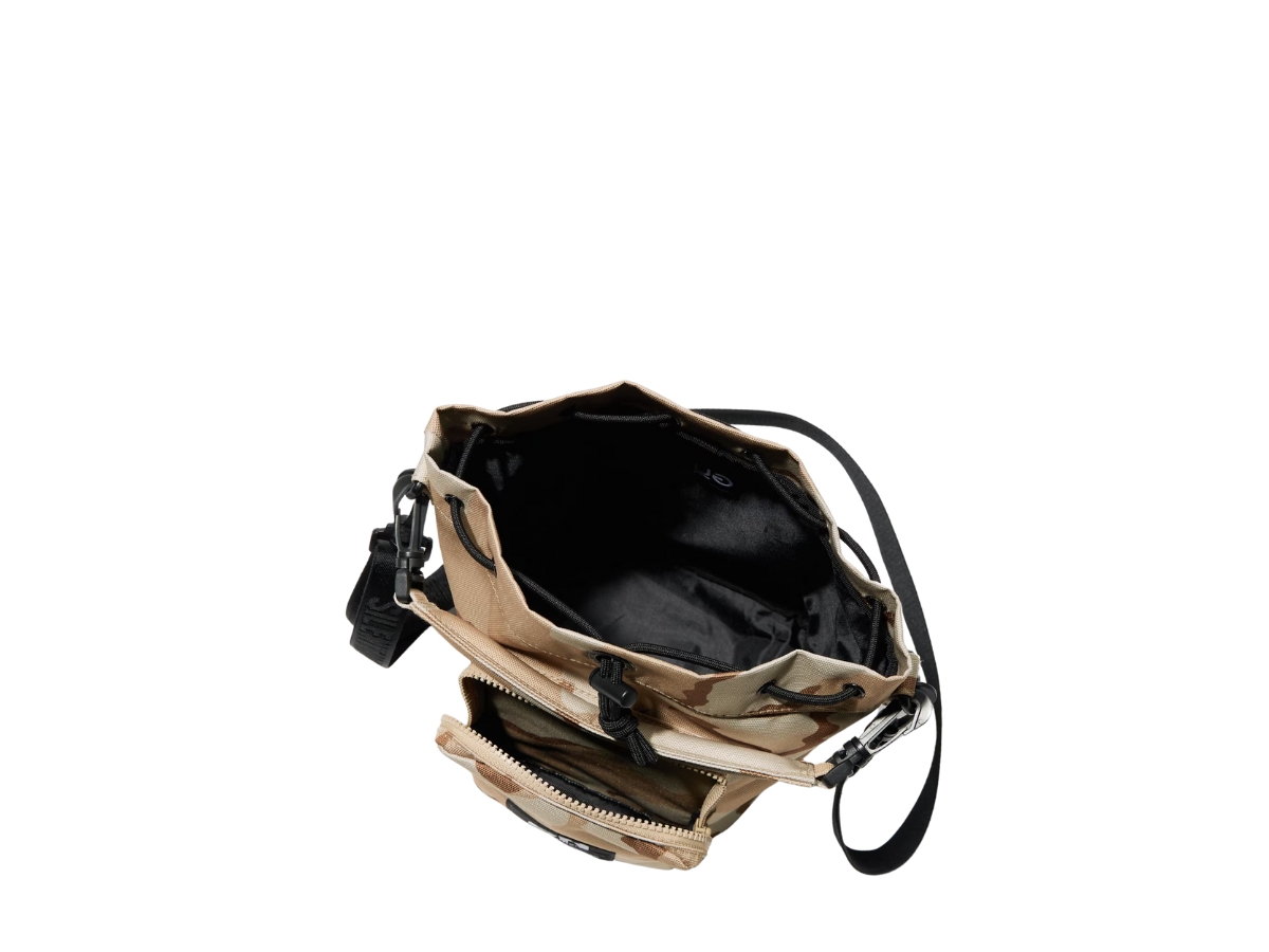 https://d2cva83hdk3bwc.cloudfront.net/E356737-000-BEIGE-gu-2way-bag-undercover-beige-3.jpg
