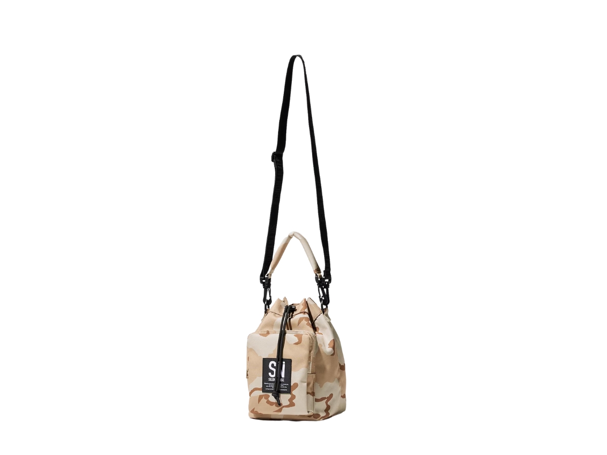 https://d2cva83hdk3bwc.cloudfront.net/E356737-000-BEIGE-gu-2way-bag-undercover-beige-4.jpg