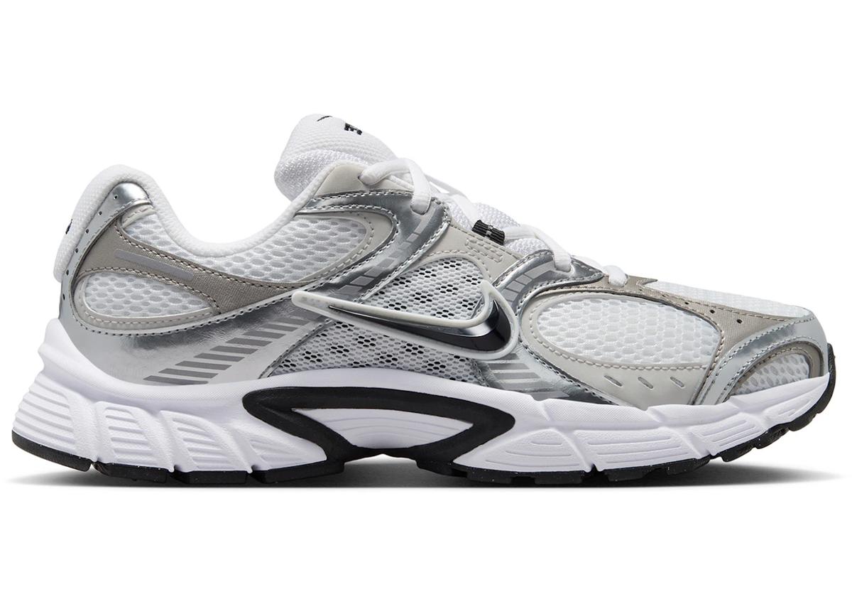 https://d2cva83hdk3bwc.cloudfront.net/HQ7901-107-nike-v5-rnr-white-vast-grey-metallic-silver-black-women-s--1.jpg