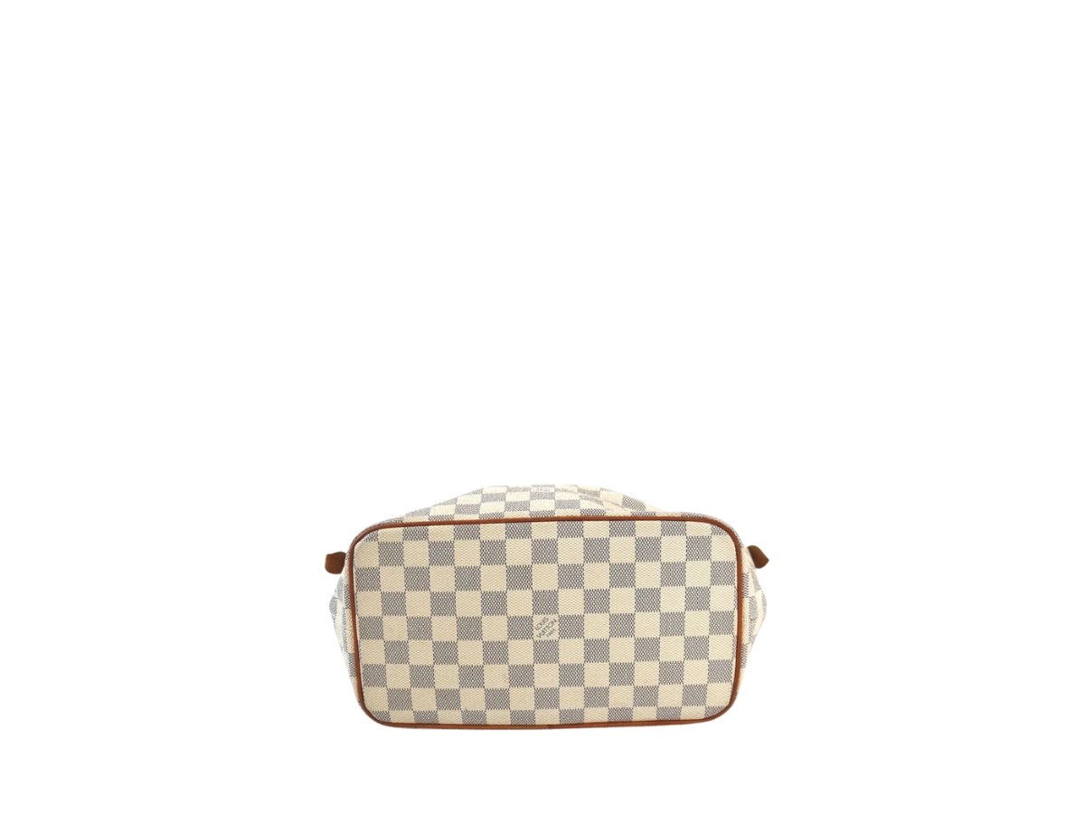 https://d2cva83hdk3bwc.cloudfront.net/LV-TBBLVDASPIWCCALWGHWOZX8-louis-vuitton-damier-azur-saleya-pm-in-white-coated-canvas-and-leather-with-gold-hardware-white-5.jpg