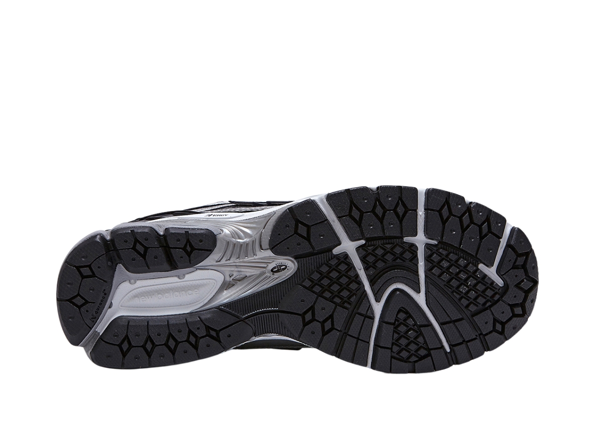 https://d2cva83hdk3bwc.cloudfront.net/U1906RCG-new-balance-1906-silver-metallic-black-white-4.jpg