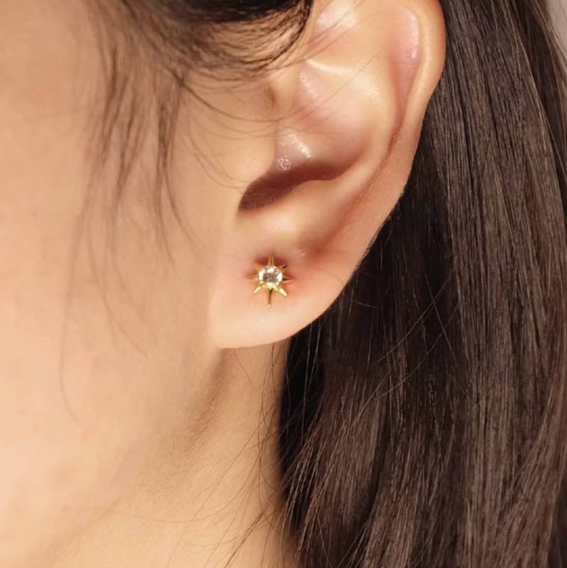 https://d2cva83hdk3bwc.cloudfront.net/acemi-jewelry_a-cemi-teeny-white-zircon-star-earring-4.jpg
