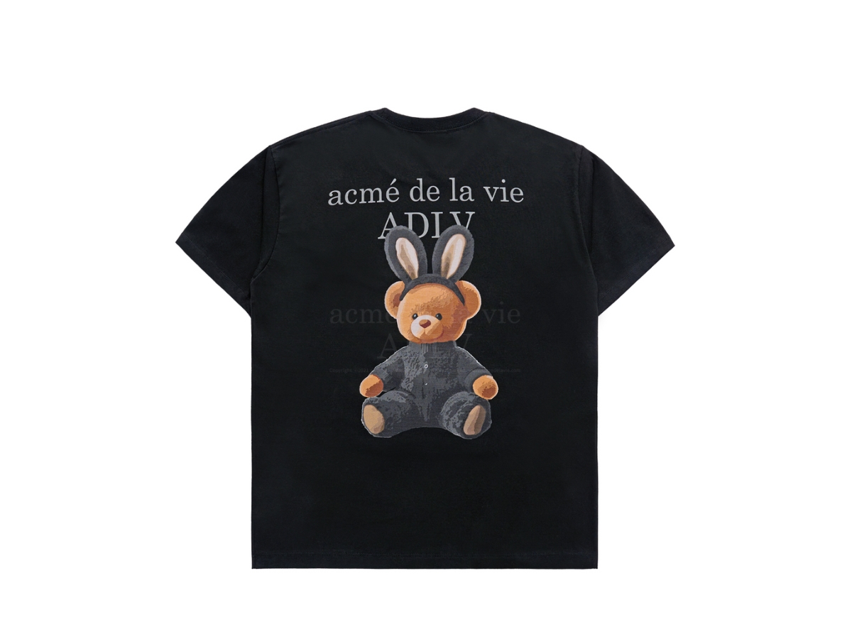 https://d2cva83hdk3bwc.cloudfront.net/acm-de-la-vie-rabbit-bear-doll-logo-short-sleeve-t-shirt-black-2.jpg