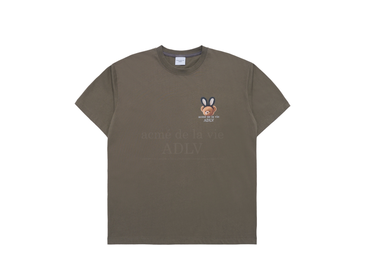 https://d2cva83hdk3bwc.cloudfront.net/acm-de-la-vie-rabbit-bear-doll-logo-short-sleeve-t-shirt-cocoa-1.jpg