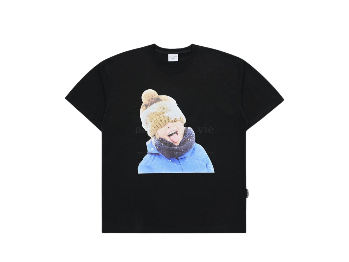 https://d2cva83hdk3bwc.cloudfront.net/adlv-tsaadlvbfybbsstsb-acm-de-la-vie-baby-face-yellow-beanie-boy-short-sleeve-t-shirt-black-1.jpg