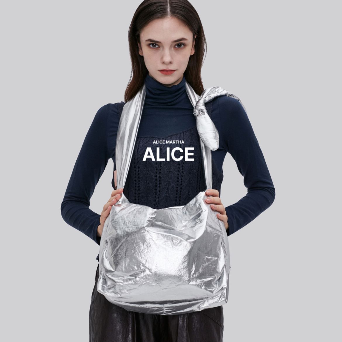 https://d2cva83hdk3bwc.cloudfront.net/alice-martha_alice-martha-nober-mini-bag--silver--3.jpg