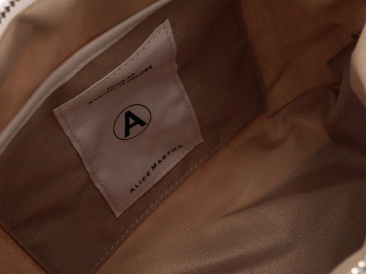 https://d2cva83hdk3bwc.cloudfront.net/alice-martha_alice-martha-padding-bag--ivory--2.jpg