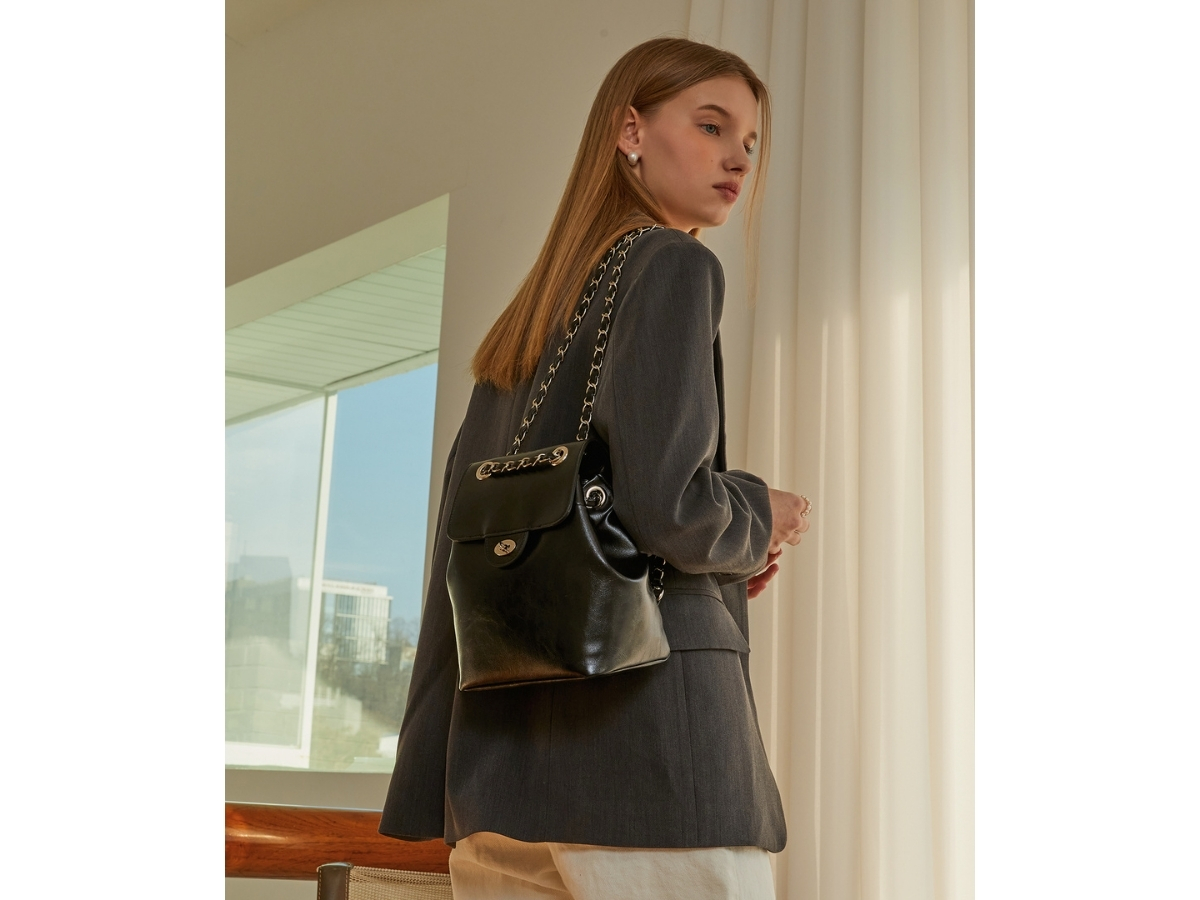 https://d2cva83hdk3bwc.cloudfront.net/anoetic-anc-classic-backpack-black-4.jpg