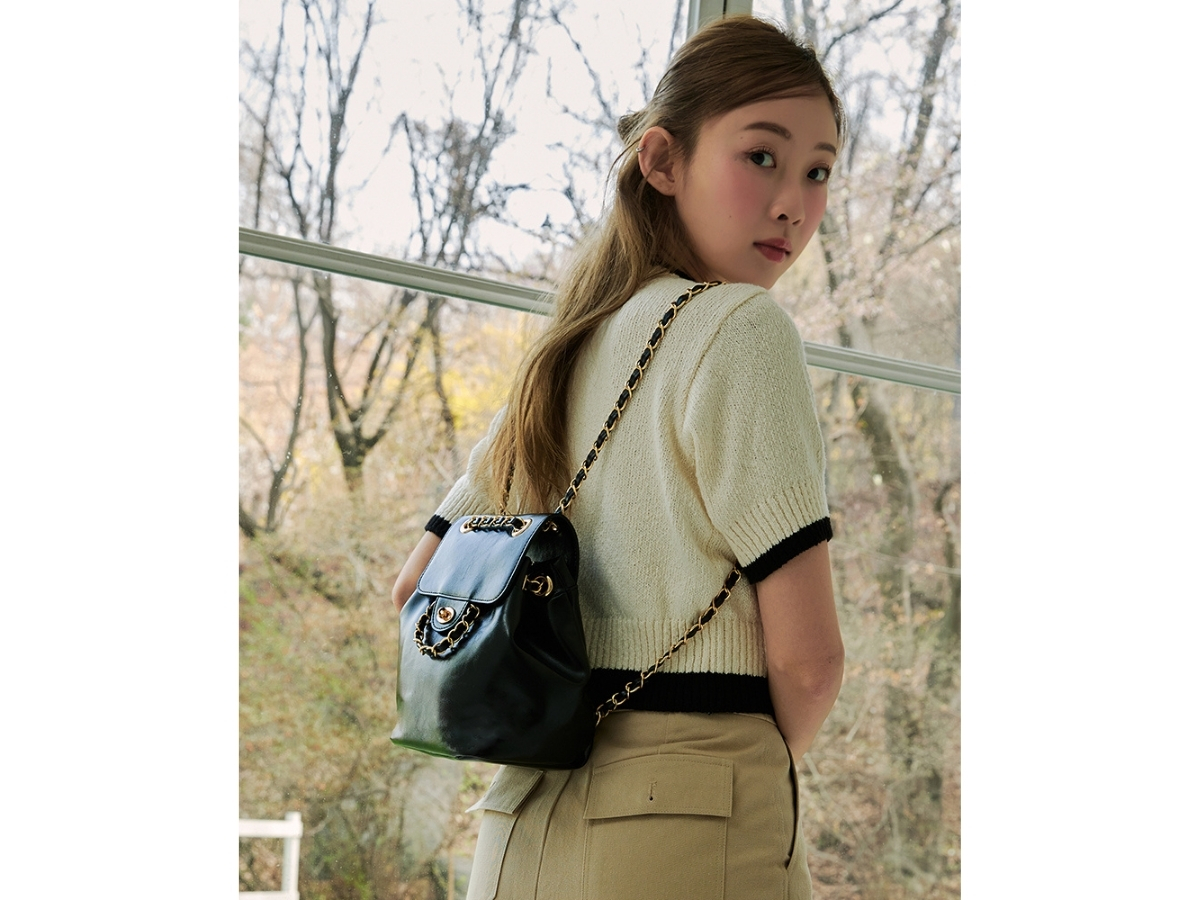 https://d2cva83hdk3bwc.cloudfront.net/anoetic-anc-classic-backpack-gold-and-black-4.jpg