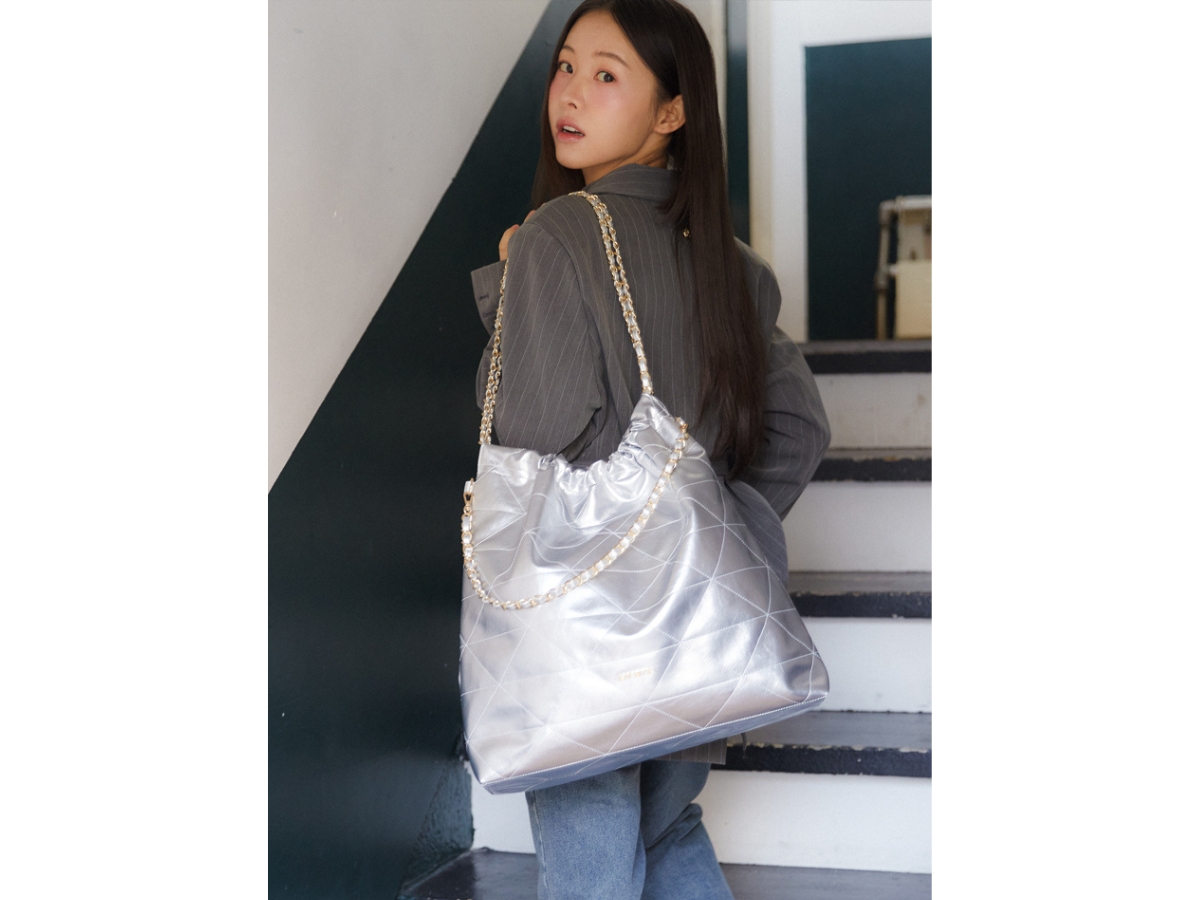 https://d2cva83hdk3bwc.cloudfront.net/anoetic-anc-maxi-journey-shopper-bag-silver-33.jpg