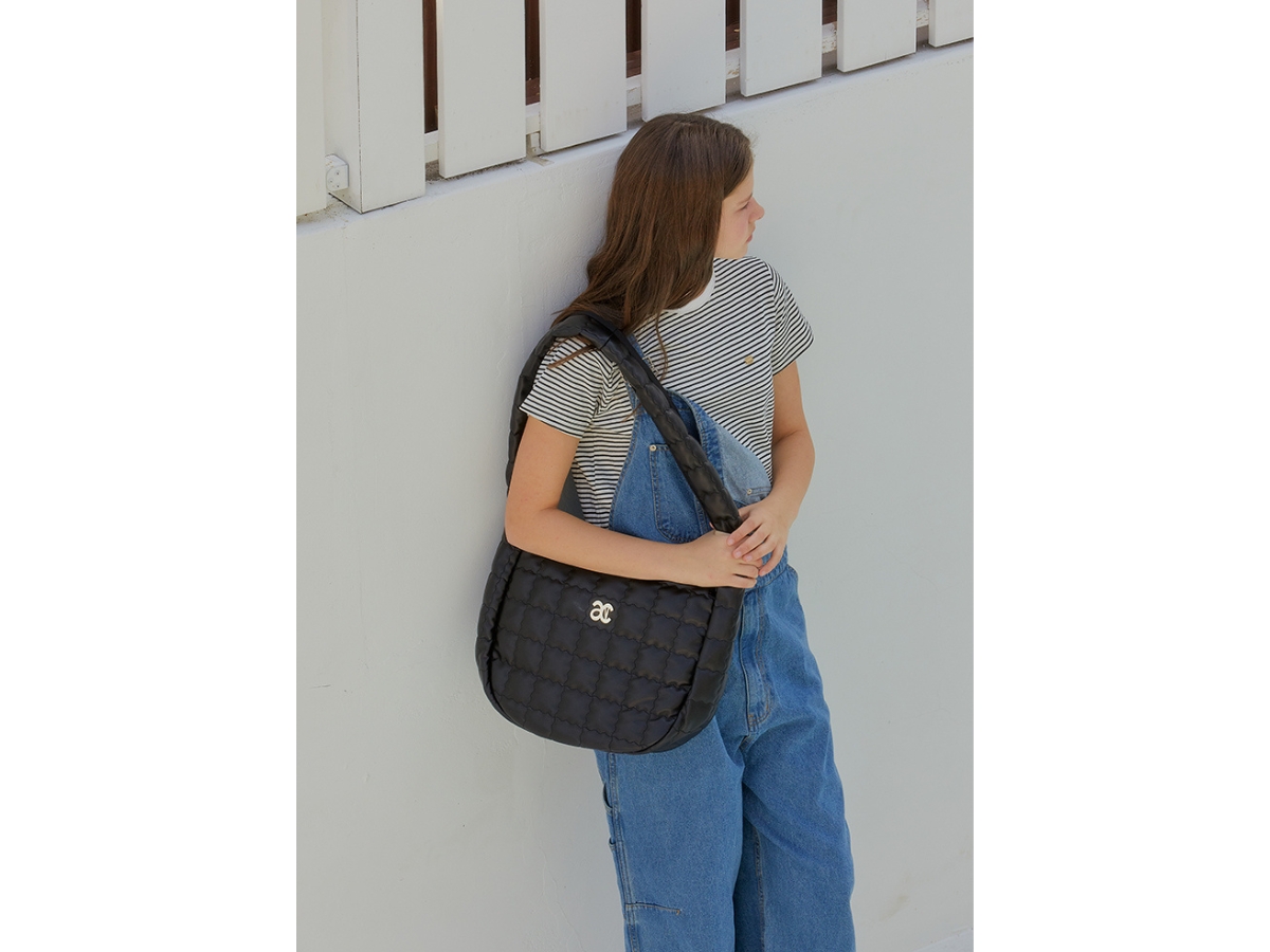 https://d2cva83hdk3bwc.cloudfront.net/anoetic-anc-quilting-big-bag-black-4.jpg
