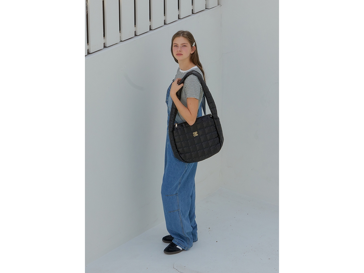 https://d2cva83hdk3bwc.cloudfront.net/anoetic-anc-quilting-big-bag-black-5.jpg