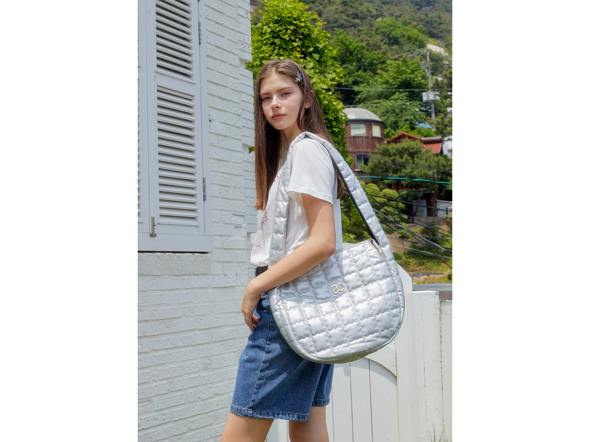 https://d2cva83hdk3bwc.cloudfront.net/anoetic-anc-quilting-big-bag-silver-4.jpg