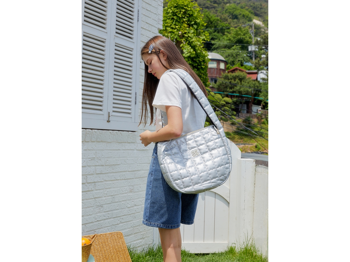 https://d2cva83hdk3bwc.cloudfront.net/anoetic-anc-quilting-big-bag-silver-5.jpg