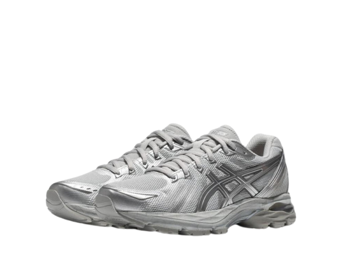 https://d2cva83hdk3bwc.cloudfront.net/asics-gel-flux-4-cn-light-grey-silver-w-2.jpg