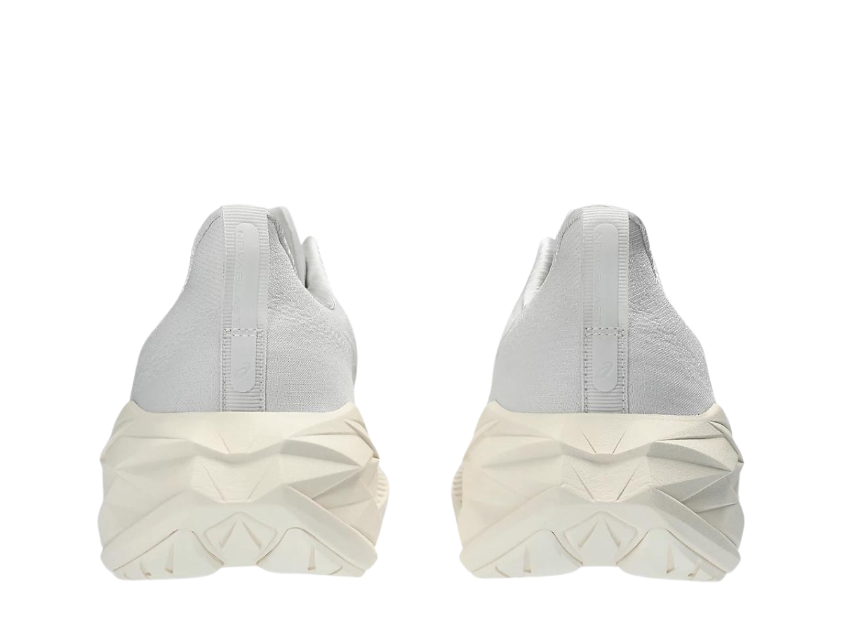 https://d2cva83hdk3bwc.cloudfront.net/asics-novablast-4-white-6.jpg