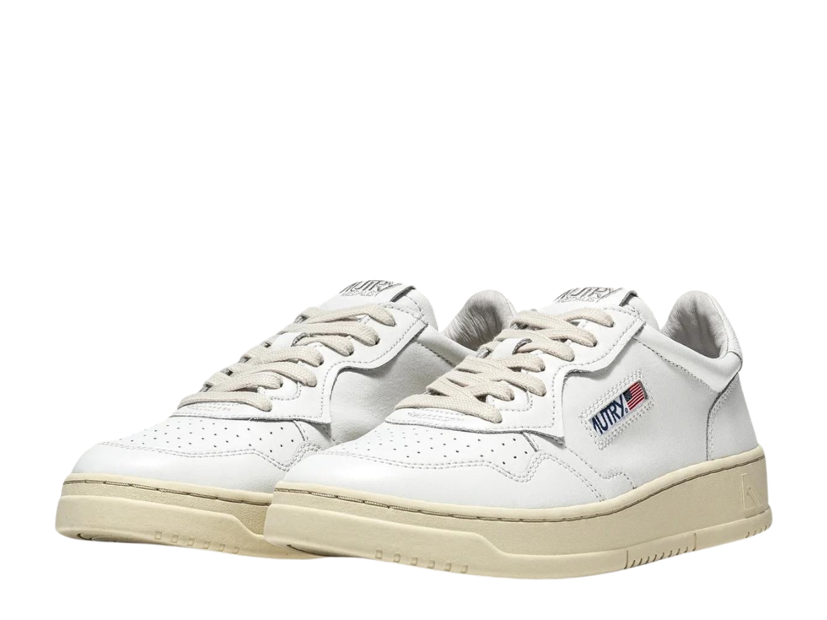 https://d2cva83hdk3bwc.cloudfront.net/autry-medalist-low-leather-sneakers-white-2.jpg